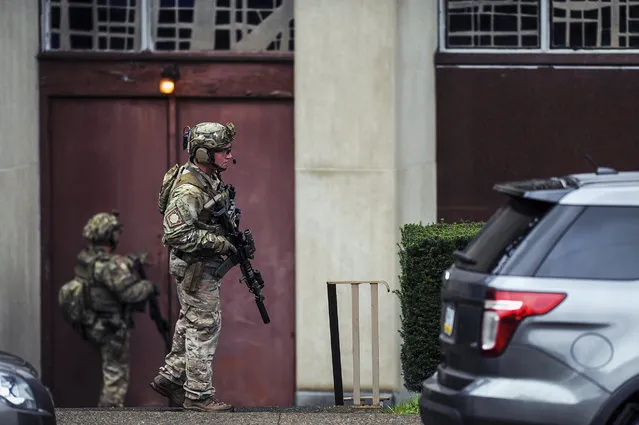 Law enforcement officers check possible entrances to The Tree of Life synagogue where multiple people were killed and others injured in a deadly shooting, Saturday, October 27, 2018, in Squirrel Hill section of Pittsburgh. (Photo by Alexandra Wimley/Pittsburgh Post-Gazette via AP Photo)