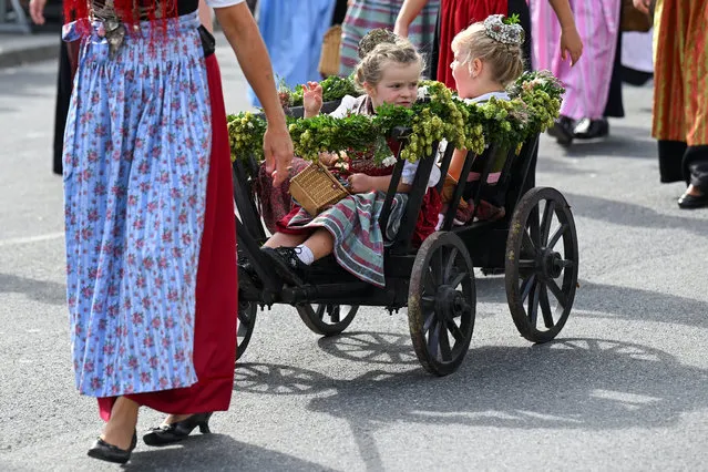 People dressed in historical clothes take part in the Oktoberfest parade in Munich, Germany on September 17, 2023. (Photo by Angelika Warmuth/Reuters)