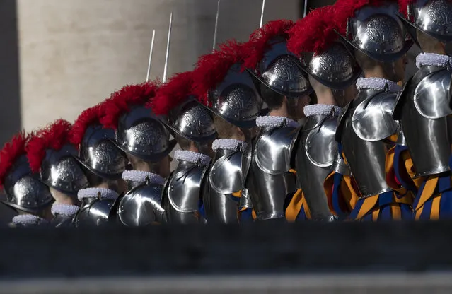 Swiss guards parade before the arrival of the Pope for the traditional “Urbi et Orbi” Christmas message to the city and the world, on December 25, 2018, at Saint Peter's square in the Vatican. (Photo by Tiziana Fabi/AFP Photo)