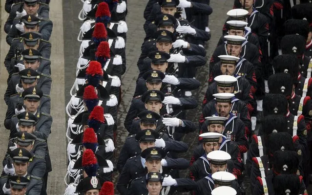 Italian military forces march as they arrive in St. Peter's square before Pope Francis leads the Easter mass at the Vatican April 5, 2015. (Photo by Max Rossi/Reuters)