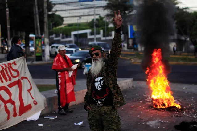 Civil war veterans protest during the commemoration of the 25th anniversary of the signing of the peace accords that ended El Salvador civil war from 1980 to 1992, in San Salvador, El Salvador January 16, 2017. (Photo by Jose Cabezas/Reuters)