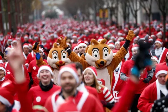 Runners dressed as Santa Claus take part in the Christmas Corrida Race on the streets of Issy-les-Moulineaux, near Paris, France on December 11, 2022. (Photo by Benoit Tessier/Reuters)