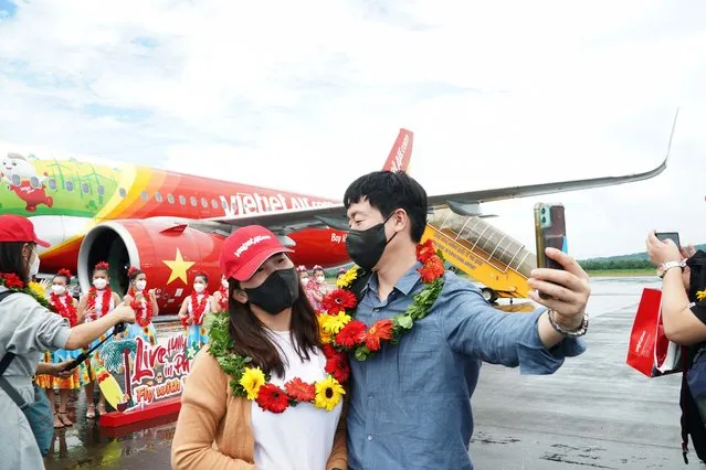 A couple take a selfie after landing on Phu Quoc island, in Vietnam, Saturday, November 20, 2020. (Photo by VietjetAir via AP Photo)