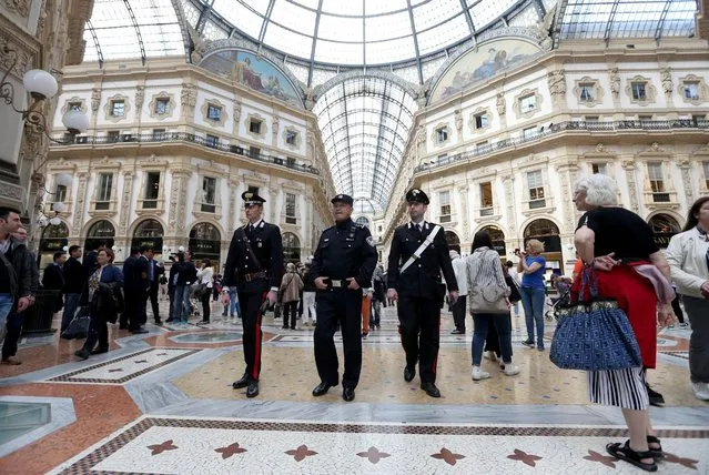 Italian and Chinese (C) law enforcement officers patrol in downtown Milan, northern Italy, 03 May 2016. Chinese policemen are in Italy to start patrols with Italian officers in Rome and Milan in a two-week experiment. Italian Interior Minister Angelino Alfano said 02 May 2016, the aim is to make Chinese tourists feel safe and noted that it is the first time China sent police officers to Europe for such a project. (Photo by Stefano Porta/EPA)