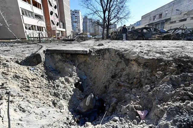 Picture shows a crater caused by recent shelling in Kyiv outskirts on February 28, 2022. The UN human rights chief said on February 28, 2022 that at least 102 civilians, including seven children, had been killed in Ukraine since Russia launched its invasion five days ago, warning the true numbers were likely far higher. (Photo by Genya Savilov/AFP Photo)