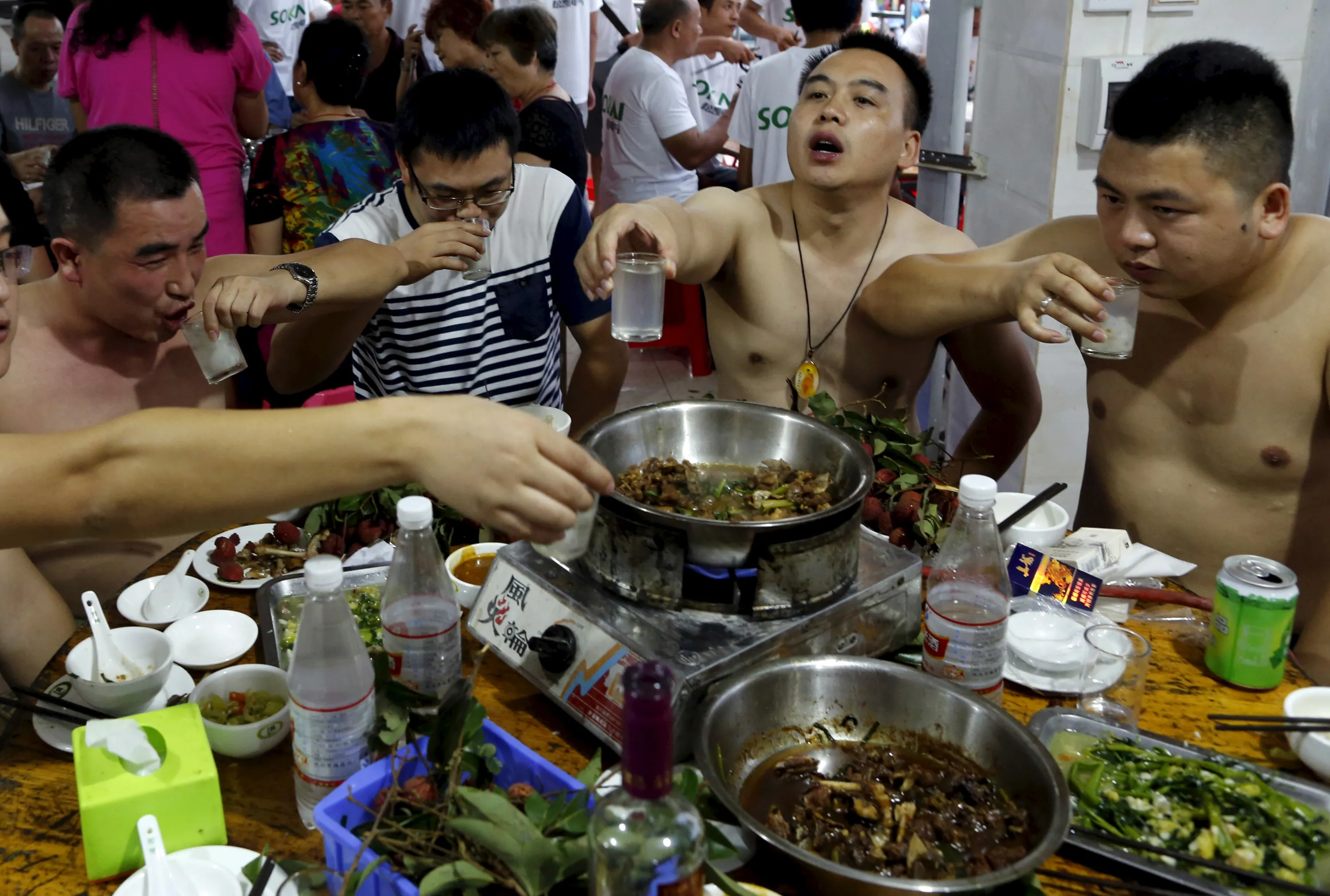Где едят людей страна. Фестиваль поедания собак в Китае. Китайское застолье.