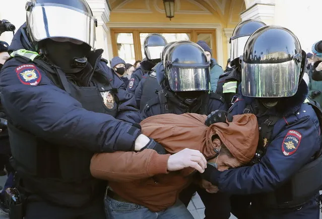 Russian policemen detain a protestor during rally against Russian invasion of Ukraine in St. Petersburg, Russia, 27 February 2022. Russian troops entered Ukraine on 24 February prompting the country's president to declare martial law and triggering a series of announcements by Western countries to impose severe economic sanctions on Russia. (Photo by Anatoly Maltsev/EPA/EFE)