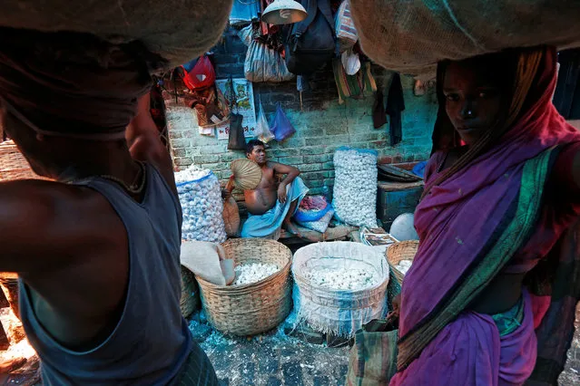 A vendor fans himself as he waits for customers at a wholesale vegetable market on a hot summer day in Kolkata, India, May 15, 2017. (Photo by Rupak De Chowdhuri/Reuters)