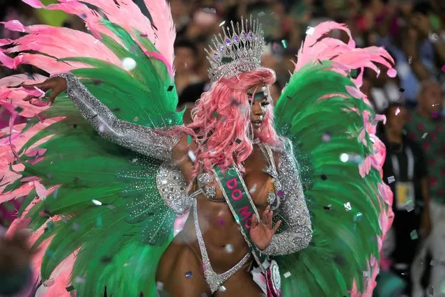 Drum queen of Mangueira samba school Evelyn Bastos performs during the first night of the Carnival parade at the Sambadrome in Rio de Janeiro, Brazil, April 22, 2022. (Photo by Amanda Perobelli/Reuters)