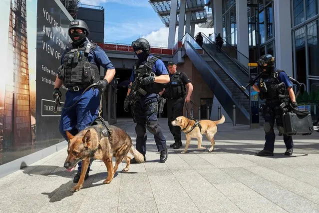 Armed police officers with police dogs patrol outside The Shard tower and London Bridge railway station in London on June 4, 2017, as police continue their investigations following the June 3 terror attack. Seven people were killed in a terror attack on Saturday by three assailants on London Bridge and in the bustling Borough Market nightlife district, the chief of London's police force said on Sunday. (Photo by Niklas Halle'n/AFP Photo)