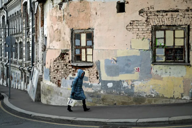 A woman walks along a street in the old neighborhood east of the Kremlin known as Kitai-Gorod, which dates from the 1500s, in Moscow on November 21, 2019. (Photo by Kirill Kudryavtsev/AFP Photo)