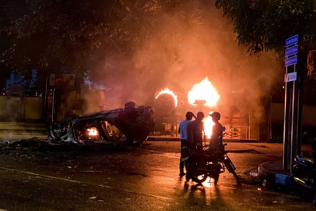 A bus burns close to Sri Lanka's outgoing Prime Minister Mahinda Rajapaksa's official residence, in Colombo May 9, 2022. At least three people were killed and more than 150 wounded on May 9 in a wave of violence between government supporters and demonstrators demanding President Gotabaya Rajapaksa's resignation. (Photo by Ishara S. Kodikara/AFP Photo)