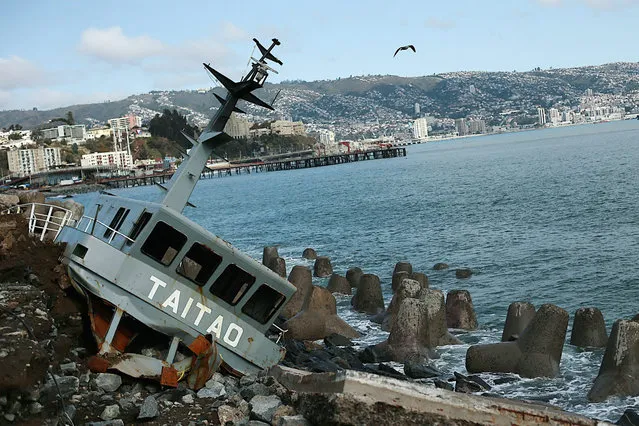 A ship which ran aground during a storm, in Valparaiso, Chile, 10 August 2015. The Chilean Government declared a state of emergency to tackle the situation triggered by a storm in the North of the country that has caused the deaths of at least six people. (Photo by Mario Ruiz/EPA)