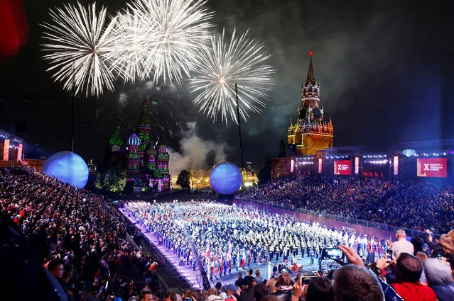 Fireworks illuminate the sky during the closing of 2017 Spasskaya Tower international military music festival in Moscow, Russia on September 3, 2017. (Photo by Sefa Karacan/Anadolu Agency/Getty Images)