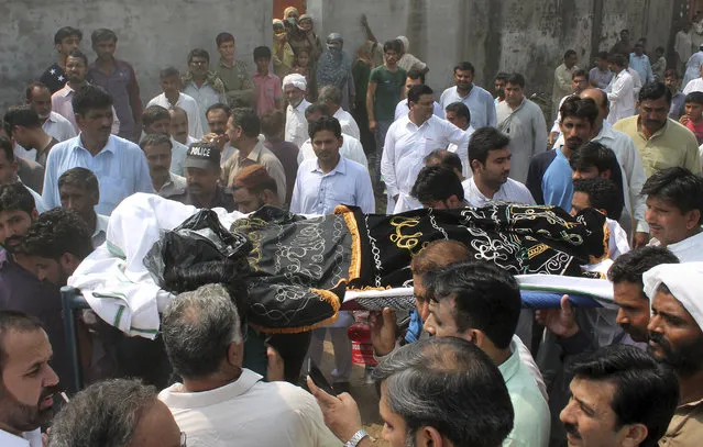 People carry a body of a villager allegedly killed by mortar fired from Indian forces in Sialkot, Pakistan, Friday, September 22, 2017. Many Pakistani villagers were killed and others were wounded in an overnight cross-border shooting by India in the disputed Himalayan region of Kashmir, Pakistan's military said Friday. (Photo by Shahid Ikram/AP Photo)