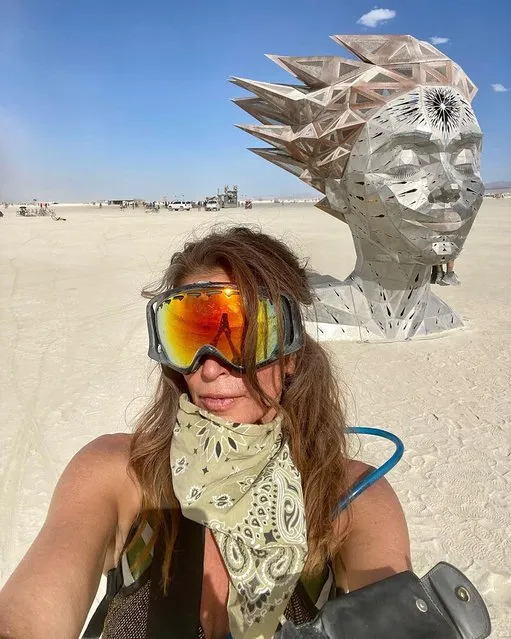 American model Cindy Crawford sizzles in the sun at Burning Man in the first decade of September 2022. (Photo by cindycrawford/Instagram)