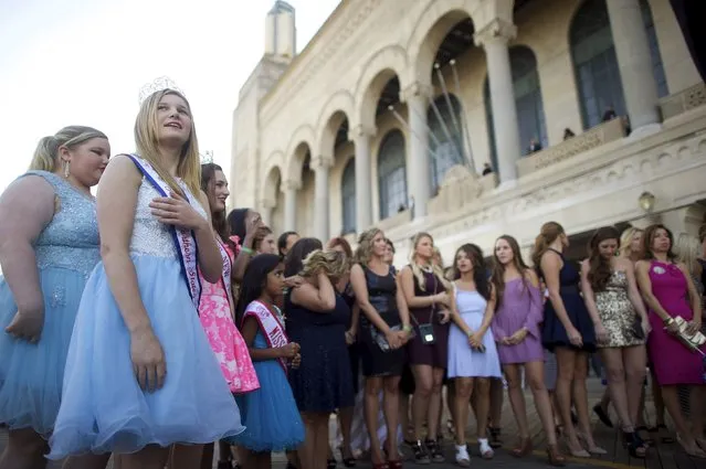 (L) Rachel Hansen, 14, the Northern States Junior Teen American Coed winner, gathers with a group of women for a television broadcast in front of Boardwalk Hall, the venue for the 95th Miss America Pageant that takes place tonight, in Atlantic City, New Jersey, September 13, 2015. (Photo by Mark Makela/Reuters)