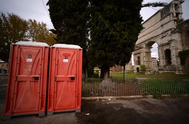 A picture shows portable toilets near Porta Maggiore, on November 14, 2017 in Rome, Italy. (Photo by Filippo Monteforte/AFP Photo)