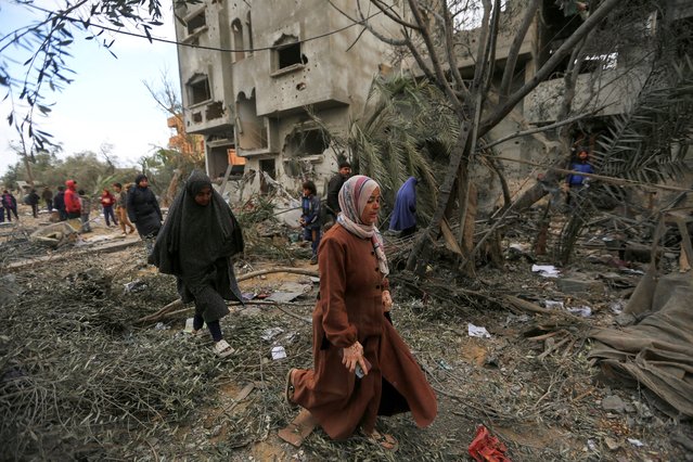 Palestinians inspect the site of an Israeli strike on a house, in Khan Younis in the southern Gaza Strip on March 20, 2025. (Photo by Hatem Khaled/Reuters)