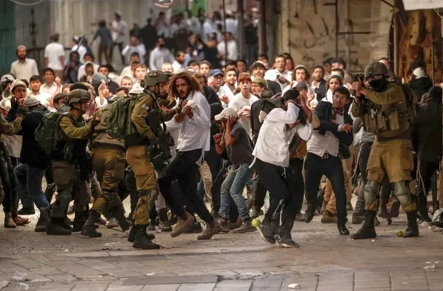Israeli security forces deploy amid altercations between Jewish settlers on their way to visit the tomb of Othniel ben Kenaz in the area H1 (controlled by Palestinian authorities) and Palestinian residents, in the occupied West Bank city of Hebron, on November 19, 2022 (Photo by Hazem Bader/AFP Photo)