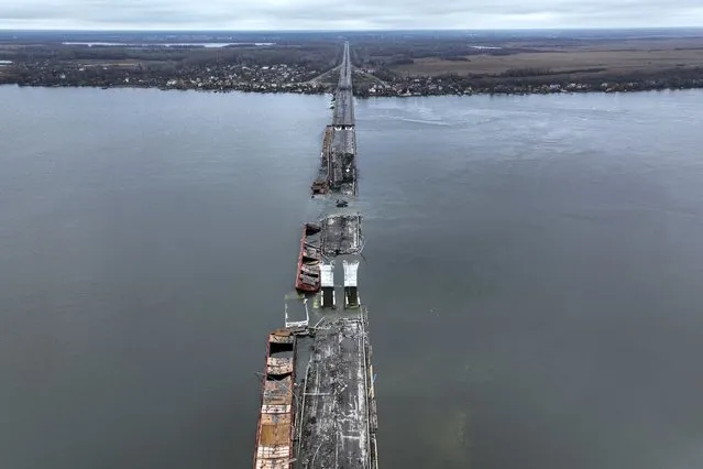 General view of the damaged Antonivsky Bridge in Kherson, Ukraine, Sunday, November 27, 2022. The bridge, the main crossing point over the Dnipro river in Kherson, was destroyed by Russian troops in earlier November, after Kremlin's forces withdrew from the southern city. (Photo by Bernat Armangue/AP Photo)
