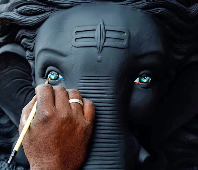 An Indian artist gives the finishing touch to Hindu elephant-headed god Lord Ganesha during preparations for the upcoming Ganesh Chaturthi festival at a roadside workshop in Bangalore, India, 31 August 2016. The ten-day long Hindu festival is celebrated as the birthday of Lord Ganesha and starts on 05 September. (Photo by Jagadeesh N.V./EPA)