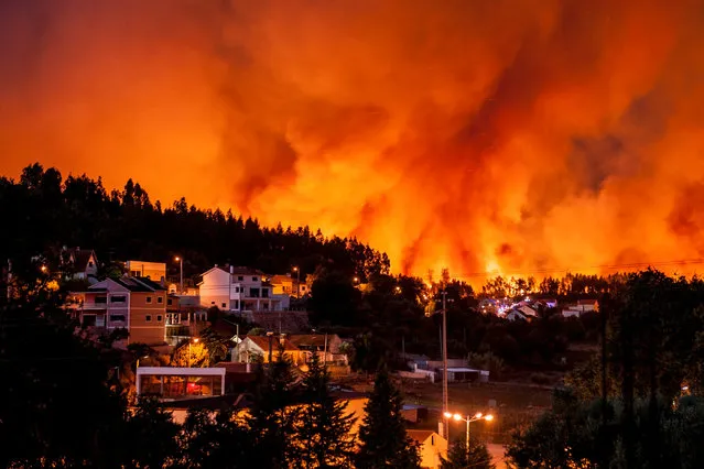 Fonte Fria village is surrounded by fire after the residents receiving evacuation order by the authorities, in the district of Leiria, centre of Portugal, 05 September 2016. More than 200 firefighters are efforting to put out the flames. (Photo by Ricardo Graca/EPA)