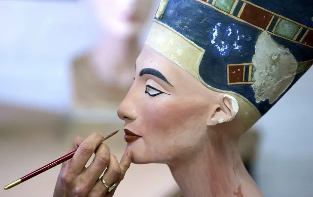 Sculpture painter Johanna Gassmann works on a replica of the Nefertiti bust, at the Replica Workshop of the National Museum of Berlin, in Berlin, Germany October 2, 2015. (Photo by Axel Schmidt/Reuters)