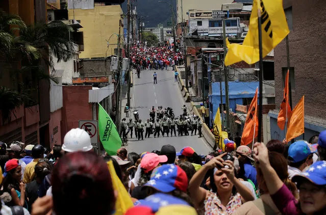 Supporters of Venezuelan President Nicolas Maduro (top) shout slogans in the streets while opposition supporters (below) take part in a rally to demand a referendum to remove Maduro in Los Teques near Caracas, Venezuela, September 7, 2016. (Photo by Henry Romero/Reuters)