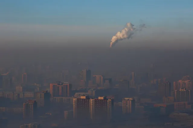 Emissions from a power plant chimney rise over Ulaanbaatar, Mongolia, January 13, 2017. (Photo by B. Rentsendorj/Reuters)