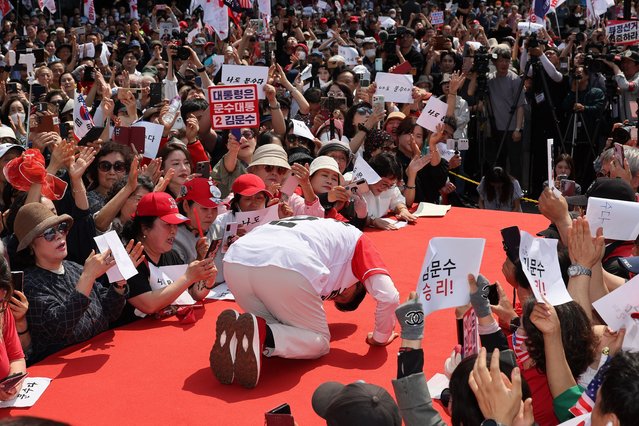 Kim Moon-soo (C), the presidential candidate of the conservative People Power Party, bows deeply to voters during a campaign stop at an express bus terminal in Seoul, South Korea, 20 May 2025, ahead of the 03 June presidential election. (Photo by Yonhap/EPA/EFE)