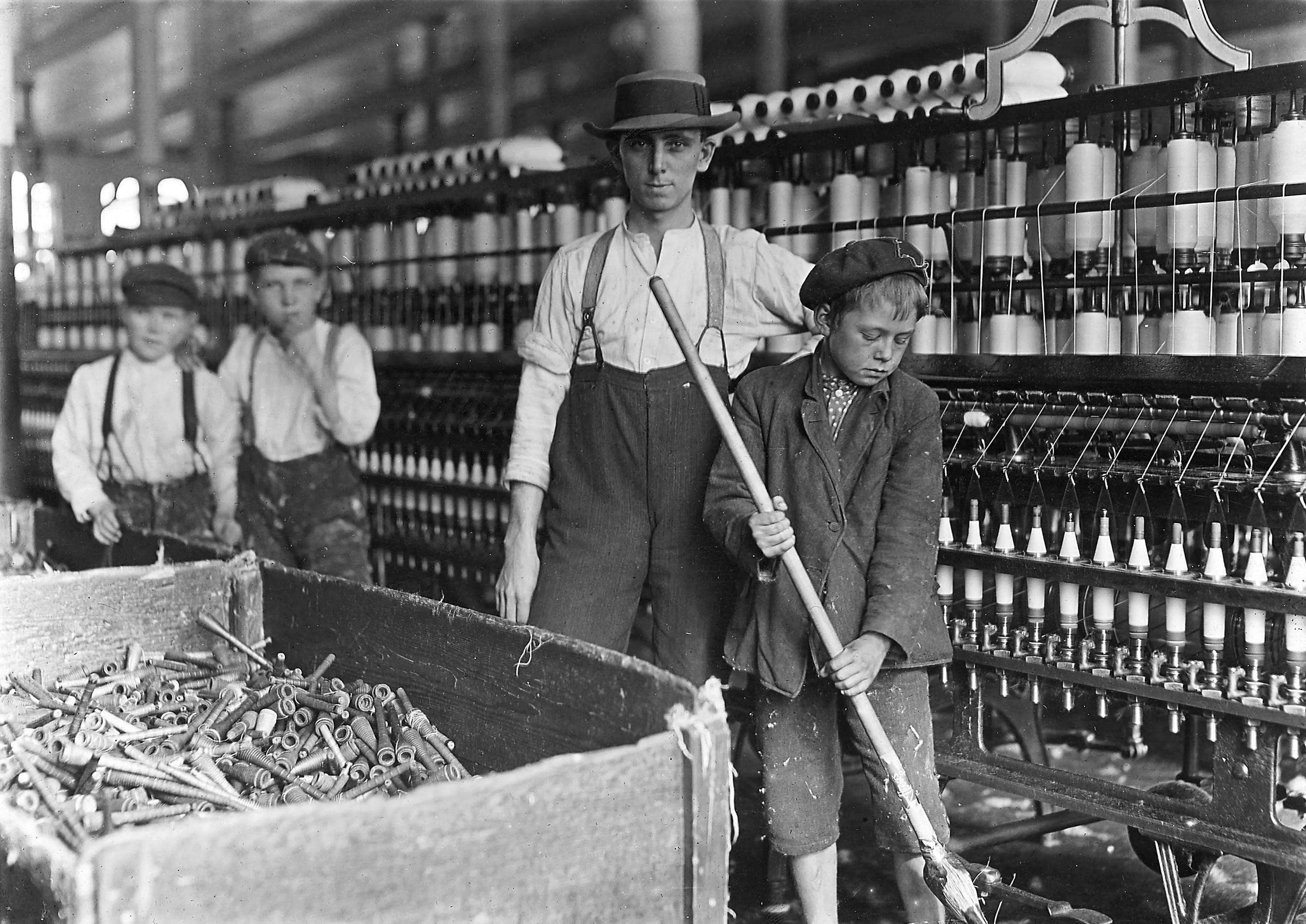 Work in britain. Детский труд в Англии 19 века. Индустриальное общество США 19 век. Детский труд Великобритании 19 век. Льюис Хайн детский труд.