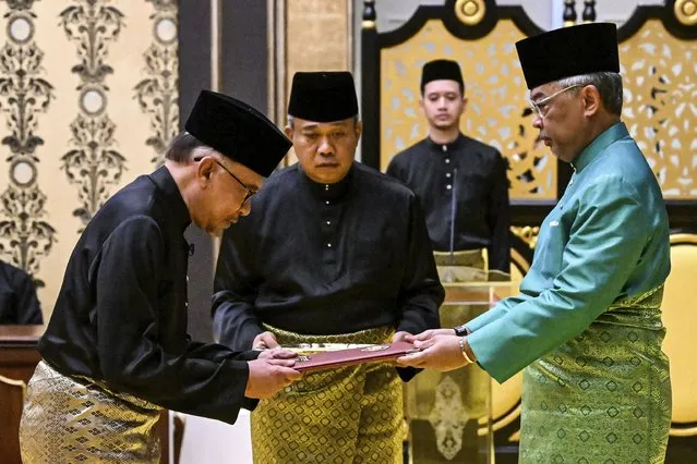 Malaysia's King Sultan Abdullah Sultan Ahmad Shah, right, and newly appointed Prime Minister Anwar Ibrahim, left, take part in the swearing-in ceremony at the National Palace  in Kuala Lumpur, Malaysia, Thursday, November 24, 2022. Malaysia's king on Thursday named Anwar as the country's prime minister, ending days of uncertainty after the divisive general election produced a hung Parliament. (Photo by Mohd Rasfan/Pool Photo via AP Photo)