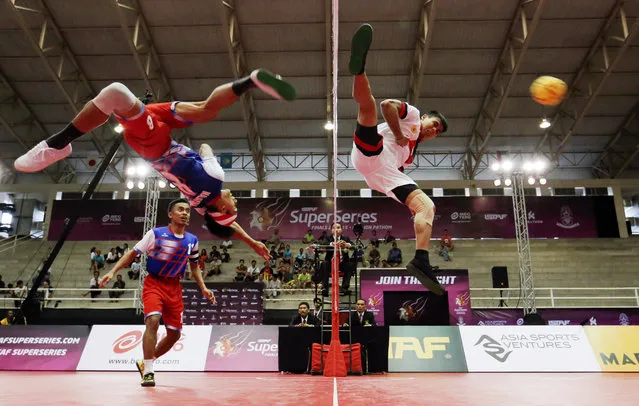 Sepak Takraw, ISTAF Super Series Finals Thailand 2014/2015, Nakhon Pathom Municipal Gymnasium, Huyjorake Maung, Nakonprathom, Thailand on October 21, 2015: Malaysia's Khairol Zaman (L) in action with Singapore's Muzaffarshah Ismail during the group stage match. (Photo by Asia Sports Ventures/Action Images via Reuters)