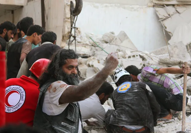 Rescuers and civilians search for survivors under the rubble of a damaged site hit by airstrikes in Idlib, Syria September 29, 2016. (Photo by Ammar Abdullah/Reuters)