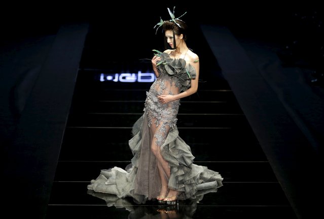 A model presents a creation by Chinese designer Mao Geping during a colorful cosmetic fashion trend collection at China Fashion Week S/S 2016, in Beijing, China, October 26, 2015. (Photo by Jason Lee/Reuters)