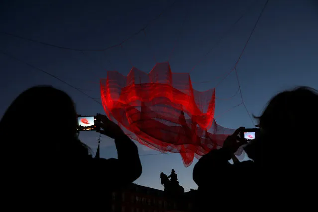 Women take pictures of the art installation “1.78 Madrid” by U.S. artist Janet Echelman at Plaza Mayor Square in Madrid, Spain February 16, 2018. (Photo by Susana Vera/Reuters)