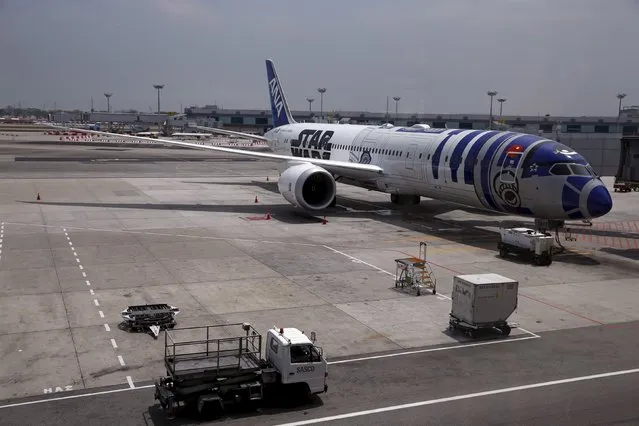 A Star Wars themed All Nippon Airways ANA R2D2 Boeing 787 Dreamliner aircraft sits on the tarmac at Singapore's Changi Airport November 12, 2015. The aircraft was opened to the media on Thursday as it makes its first Asian stop outside Japan. REUTERS/Edgar Su 