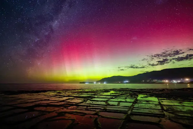 The Aurora Australis captured at the Tessellated Pavement at Eaglehawk Neck in Tasmania on April 24, 2023. (Photo by Paul Hoelen/The Guardian)