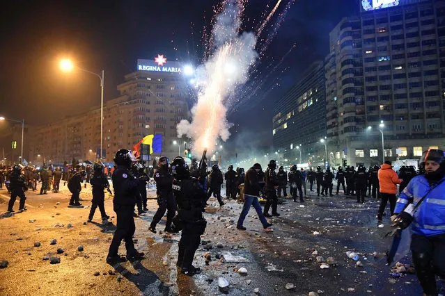 Romanian riot police  fire tear gas to disperse people taking part in a protest against controversial decrees to pardon corrupt politicians and decriminalize other offenses in front of the government headquarters in Bucharest, on February 1, 2017. (Photo by Daniel Mihailescu/AFP Photo)