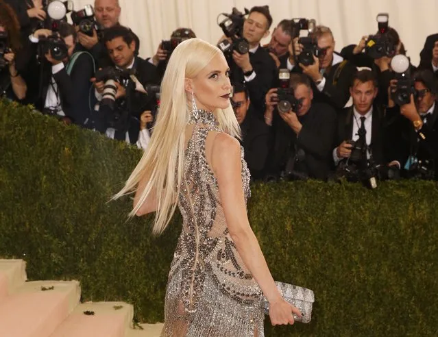Model Poppy Delevingne arrives at the Metropolitan Museum of Art Costume Institute Gala (Met Gala) to celebrate the opening of “Manus x Machina: Fashion in an Age of Technology” in the Manhattan borough of New York, May 2, 2016. (Photo by Lucas Jackson/Reuters)