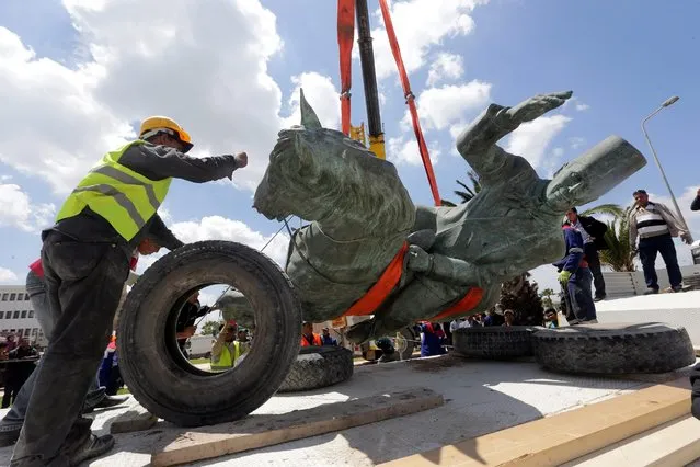 Tunisian workers remove the statue of first Tunisian president, Habib Bourguiba, from La Goulette in the northern outskirts of Tunis, Tunisia, 03 May 2016. The statue will be returned to its original location in the center of Tunis on 01 June as part of the celebrations to mark the 61st anniversary of Bourguiba's return from exile. The statue of Bourguiba was moved to La Goulette in 1987 following a coupe by the former president Zine El Abidine Ben Ali. (Photo by Mohamed Messara/EPA)