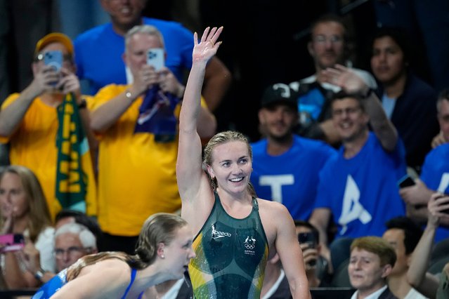 Ariarne Titmus, of Australia, celebrates after winning the women's 400-meter freestyle final at the 2024 Summer Olympics, Saturday, July 27, 2024, in Nanterre, France. (Photo by Petr David Josek/AP Photo)