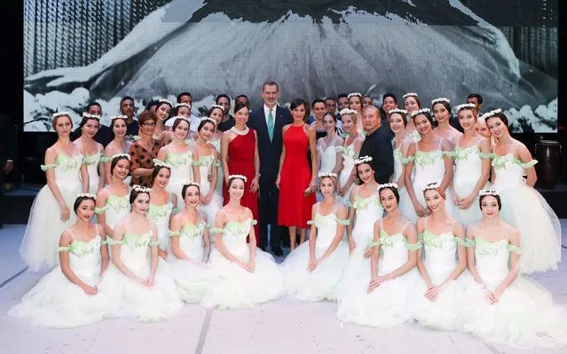 A handout photo made available by Spanish Royal Household shows Spain's King Felipe VI (C-L) and Queen Letizia (C-R) posing for a group photo with some dancers at Gran Teatro theater in Havana, Cuba, 12 November 2019 (issued 13 November 2019). Cuba's National Ballet company performed a passage of Giselle ballet as part of a gala in Spanish royal couple's honor. Spanish monarch and his wife are on a state visit in Cuba. (Photo by Jose A. Jimenez/EPA/EFE)