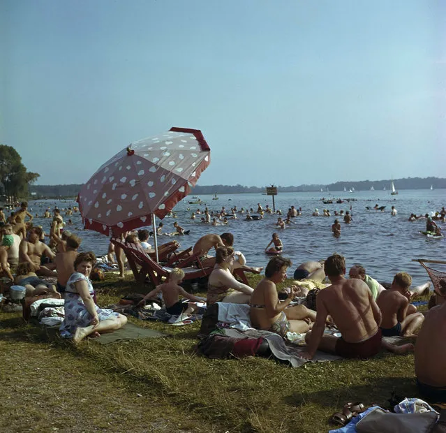 Swimmers and sunbathers crowd the beach in Leipzig, East Germany, September 7, 1961. (Photo by Walter Lindlar/AP Photo)