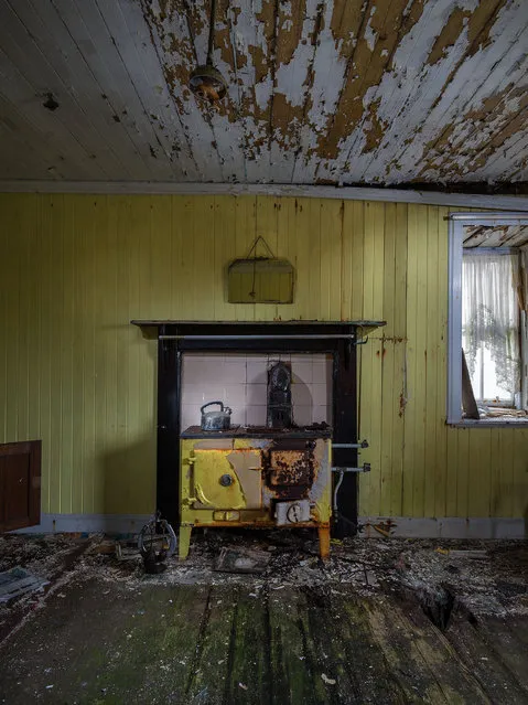 “Parallel Lines”. “One of the first houses I entered, discovering many personal items had been left behind by the former occupants”, says Maher. “I was also surprised to see the brightly coloured interior. A stark contrast to the often drab exteriors”. (Photo by John Maher/The Guardian)