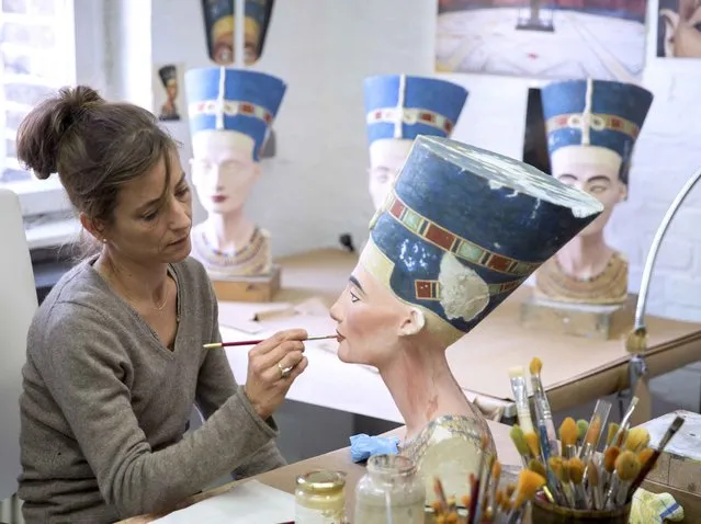 Sculpture painter Johanna Gassmann works on a replica of the Nefertiti bust, at the Replica Workshop of the National Museum of Berlin, in Berlin, Germany October 2, 2015. (Photo by Axel Schmidt/Reuters)