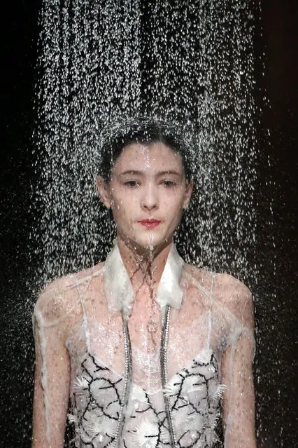 Water falls on a model as she presents a creation by designer Hussein Chalayan as part of his Spring/Summer 2016 women's ready-to-wear collection show during the Fashion Week in Paris, France, October 2, 2015. (Photo by Charles Platiau/Reuters)