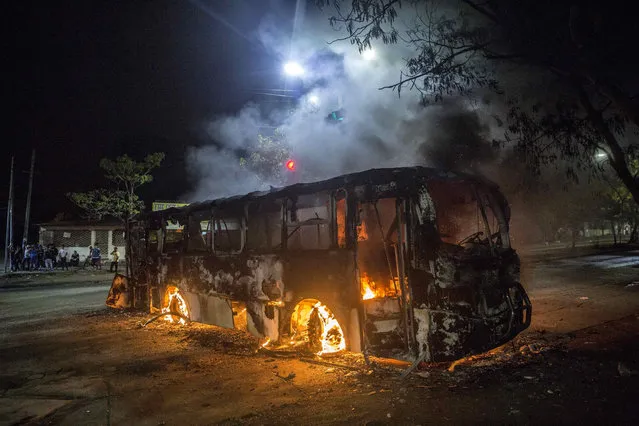View of a burning bus during a protest in Managua, Nicaragua, 07 May 3018. People burned a passenger bus in a neighborhood of Managua amid protests in favor and against the government of Daniel Ortega, without injuries, various sources reported. (Photo by Jorge Torres/EPA/EFE)