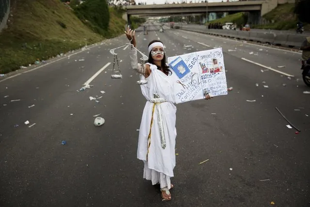Carolina Moreno poses for the portrait while dressed as as “Lady Justice” during a protest against Venezuela's President Nicolas Maduro in Caracas, Venezuela, Wednesday, October 26, 2016. The protest came after electoral authorities blocked a recall campaign against Maduro last week. (Photo by Rodrigo Abd/AP Photo)